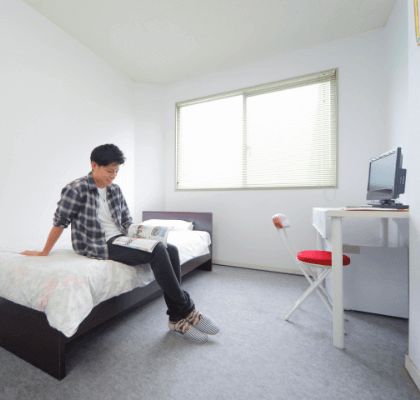 2018年7月にリニューアルした男性専用宿舎『セイブ浜名湖IN西山』はダーツやカラオケなど設備も充実。