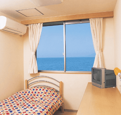 カーテンを開ければ瀬戸内海…！気持ち良い朝が迎えられるオーシャンビューのお部屋もあります