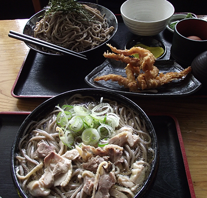 食堂でご当地グルメが食べられる日もあります。