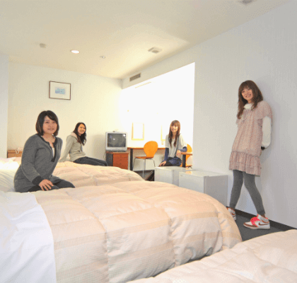 校内宿舎は静脈認証でセキュリティもばっちり！お友達と同じ部屋も楽しいこと間違いなし！