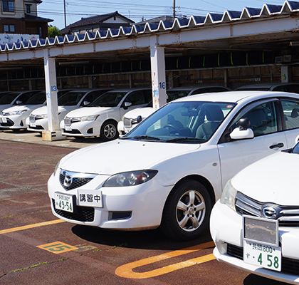 ずらり並んだ教習車