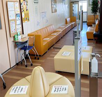 みどり自動車学校のロビーは落ち着いた雰囲気校舎外観