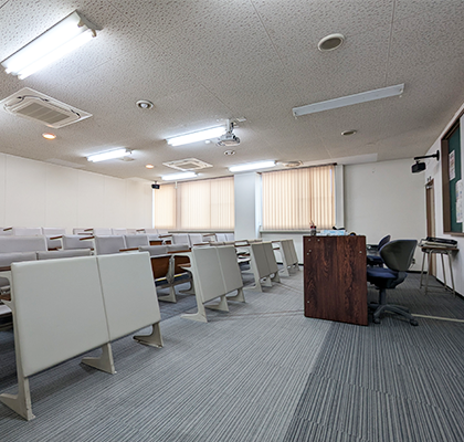 広く明るい学科教室