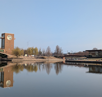 環水公園の美しい水辺の風景