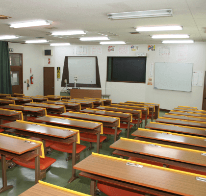 大人数にも対応できる座席数のある学科教室