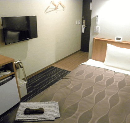 お部屋はシンプルながらしっかりした設備の『こさなぎ』。大浴場でゆったりできます