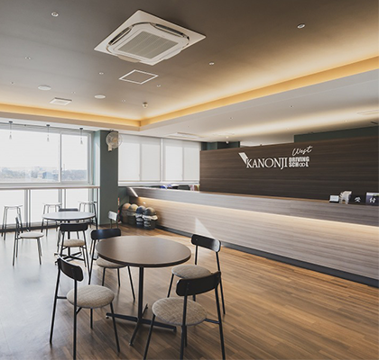 校舎1階の受付とロビーはとってもおしゃれ！