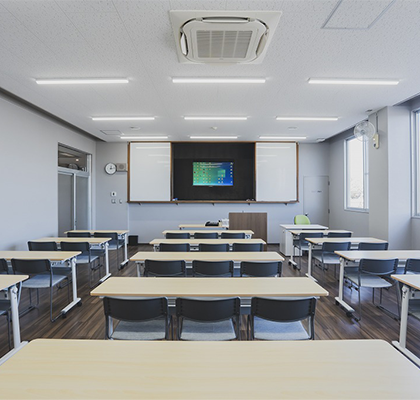 最新機器で快適に授業が受けられる広くて明るい学科教室。