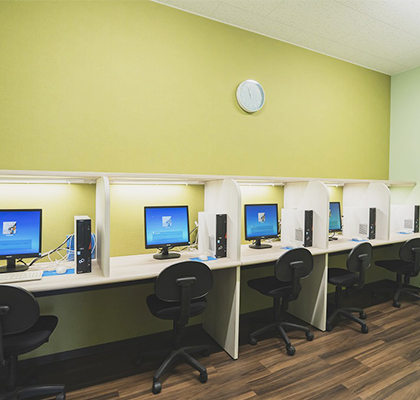 効果測定室は落ち着いて試験が受けられる環境です。