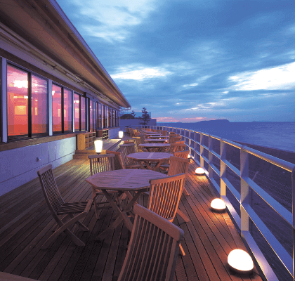 宿舎隣接のスパリゾートは瀬戸内海が一望できる絶景が魅力。