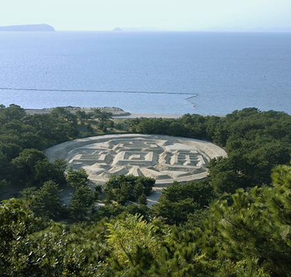 有明浜の白砂に描かれた「寛永通宝」は金運のパワースポット。