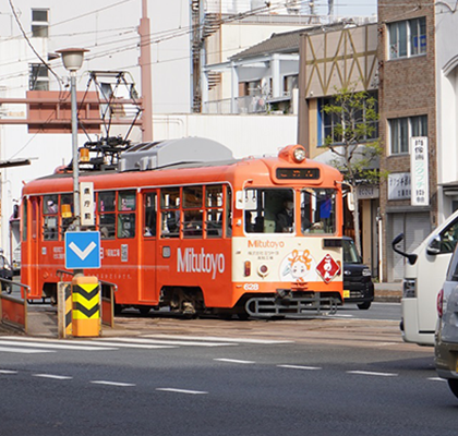 市内には路面電車が走ります