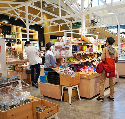 教習所近くには土産物店も